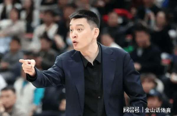 开云官网-坑爹啊!2米14内线2分0板,出现超低级失误,解说: 没一点攻击力