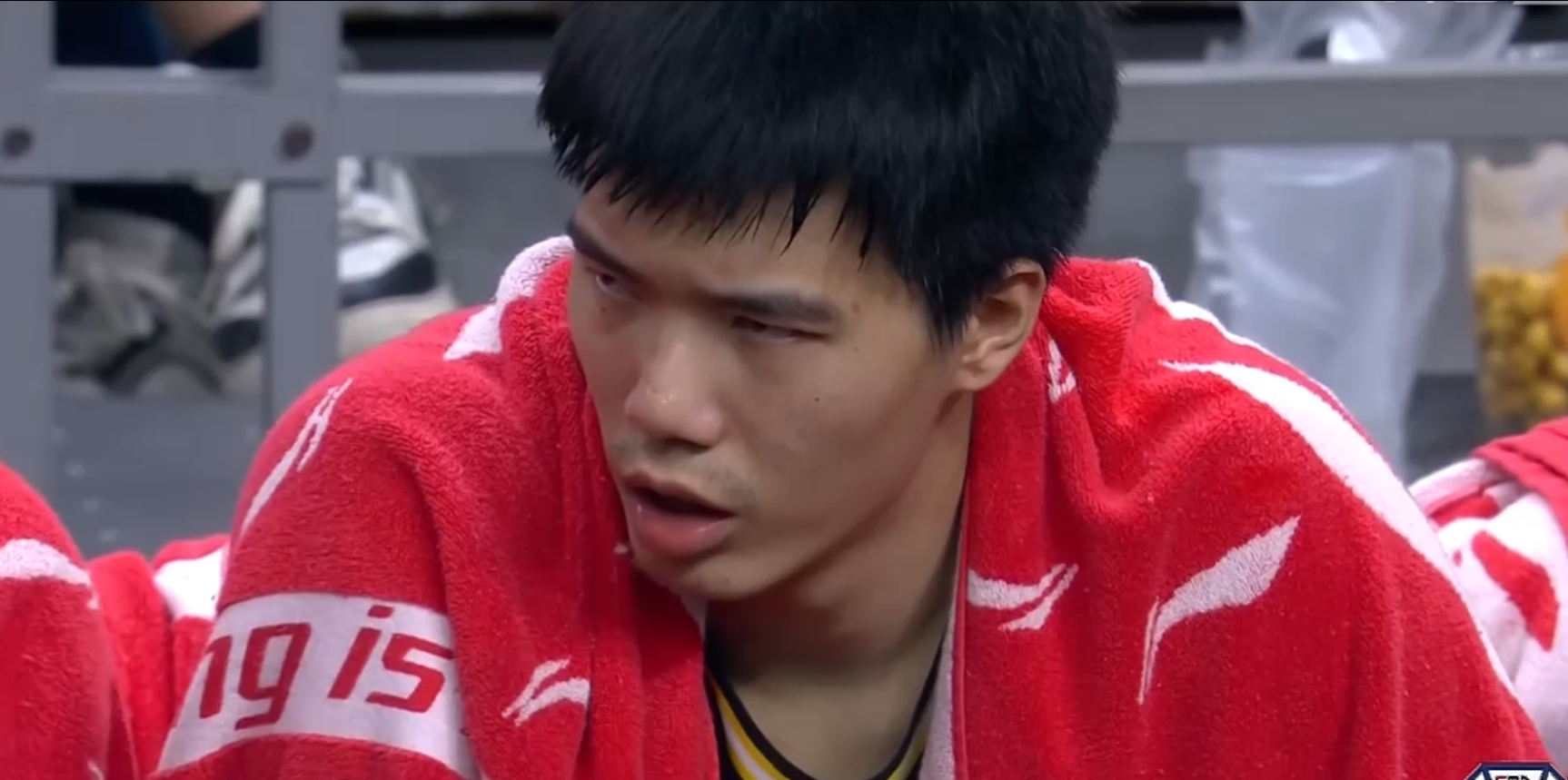 破案!第3节追到差9分,杜锋却撤下萨姆纳的原因找到,奎因要背锅
