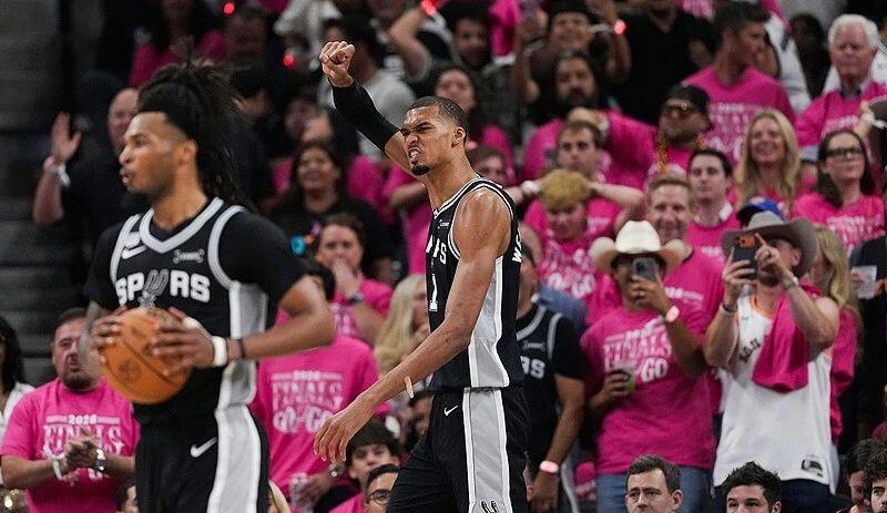 开云下载-NBA总决赛G1大比分0-1!马刺完败尼克斯!文班亚马狂砍26分难救主